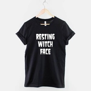 魔女顔のハロウィンシャツ、パステルゴスTシャツ、魔女っぽいユーモアアパレル 画像 1