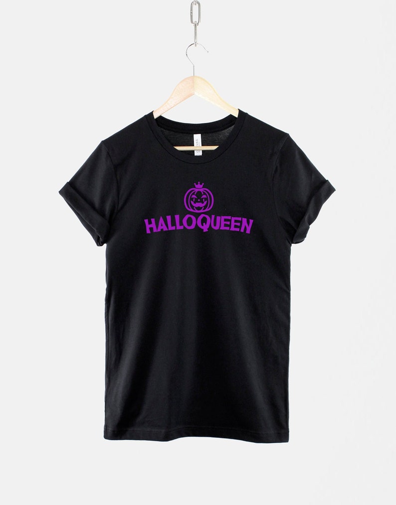 Peut inclure: T-shirt noir avec un graphique de citrouille violet et le texte "Halloqueen" imprim&eacute; sur le devant.