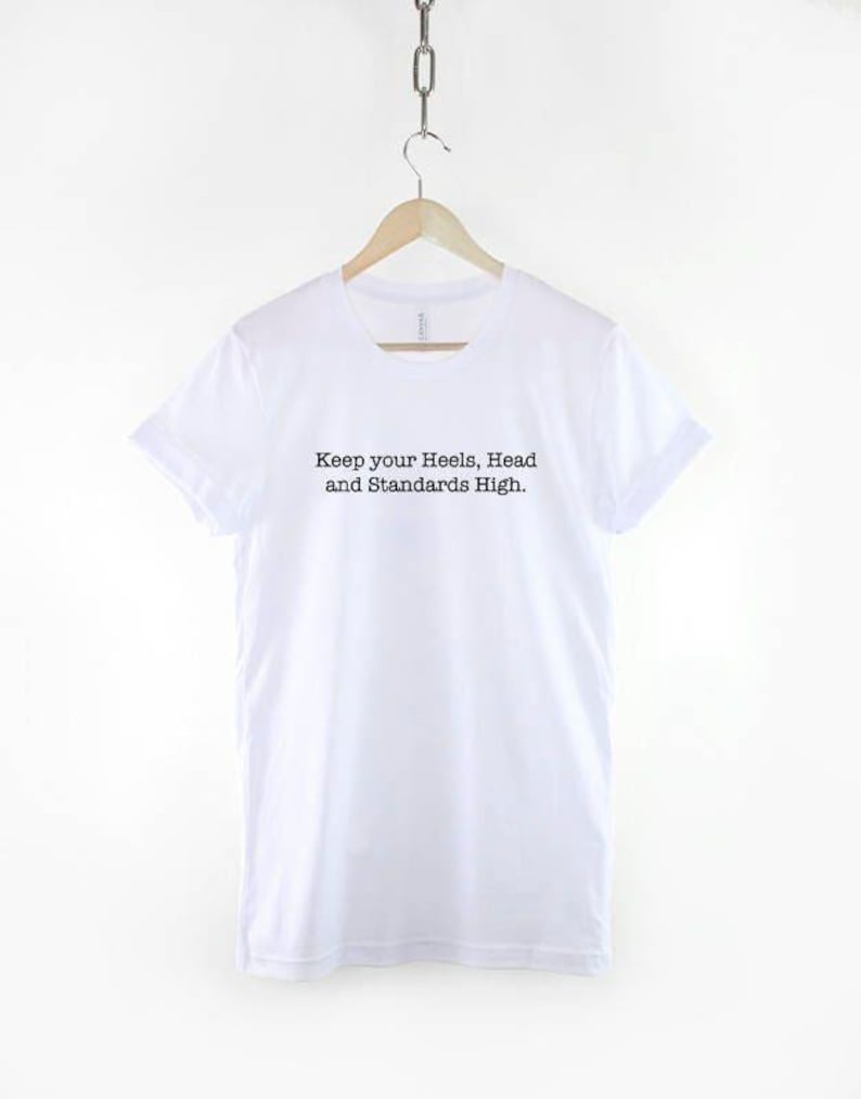 Camiseta con la frase "Mantén tus talones, cabeza y estándares altos", camiseta motivacional para mujer, camiseta gráfica con mensaje inspirador. imagen 2