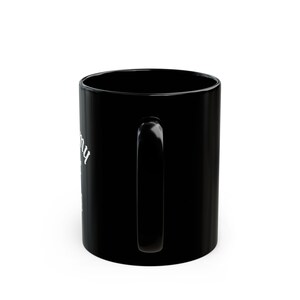 Puede incluir: Taza de caf&eacute; de cer&aacute;mica negra con una inscripci&oacute;n blanca que dice "No siempre estoy de mal humor, pero cuando lo estoy, es tu culpa."