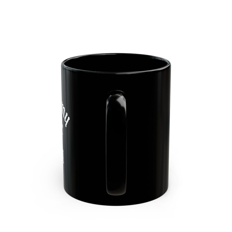 Puede incluir: Taza de caf&eacute; de cer&aacute;mica negra con una inscripci&oacute;n blanca que dice "No siempre estoy de mal humor, pero cuando lo estoy, es tu culpa."