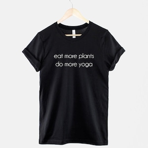 Camiseta "Come más plantas", camiseta vegana de yoga, camiseta gráfica de estilo de vida consciente, regalo para amantes de las plantas. imagen 1