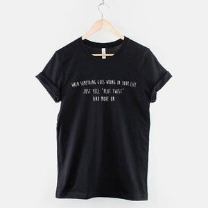 Camiseta con giro argumental para hombre: Camiseta humorística sobre la crisis de los veintitantos, 100 % algodón, ajuste cómodo