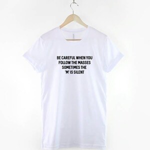 Chemise sarcastique : soyez prudent après les messes, t-shirt citation pleine d'esprit, mélange de coton humour décontracté image 2