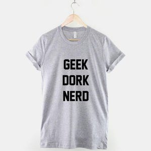 Camiseta geek estilo hipster: mezcla de algodón suave, estampado duradero, corte unisex, ropa informal. imagen 2