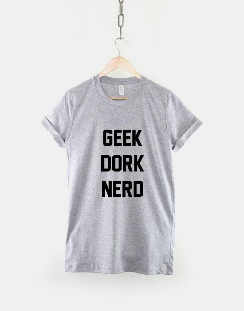 Camiseta geek estilo hipster: mezcla de algodón suave, estampado duradero, corte unisex, ropa informal. imagen 2