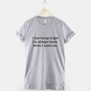 T-shirt för ensamstående kvinnor – Mjuk, unisex statement-tröja i bomull bild 2