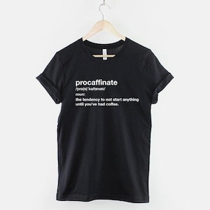 Camiseta Procaffinate, Camiseta divertida con definición de café, Camiseta gráfica con humor sobre la cafeína, Camiseta para amantes del café, Regalo para amantes del café