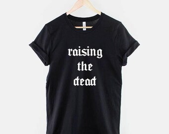 Camiseta de mamá gótica, camiseta de "Resucitando a los muertos", diseño de estética gótica, regalo para mamás góticas