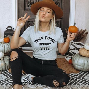T-shirt d'Halloween Spooky Vibes, cuisses épaisses, T-shirt graphique à col rond en coton noir image 2