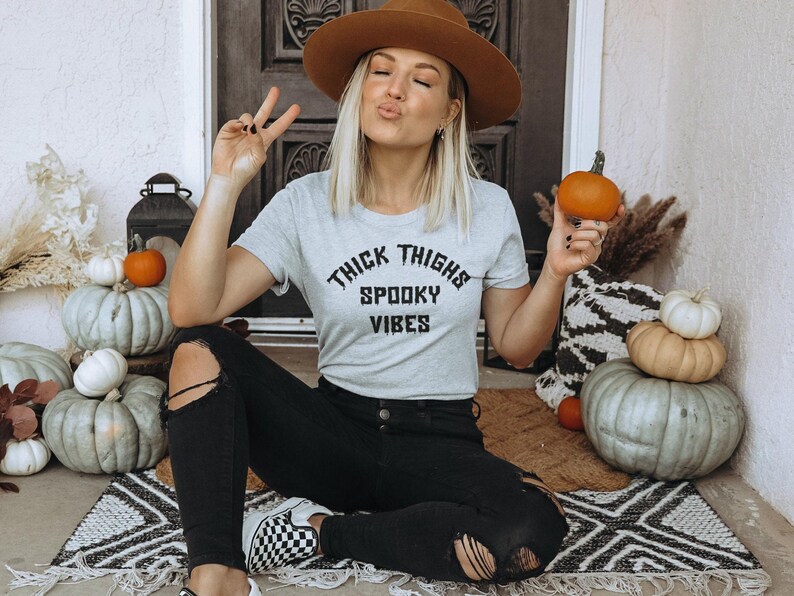T-shirt d'Halloween Spooky Vibes, cuisses épaisses, T-shirt graphique à col rond en coton noir image 2
