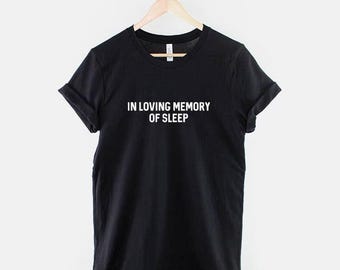 Neue Mutter T-Shirt, In liebevoller Erinnerung an Schlaf Shirt, lustige müde Mutter Grafik T-Shirt, Schlafentzug Mama Top, Geschenk für neue Mutter