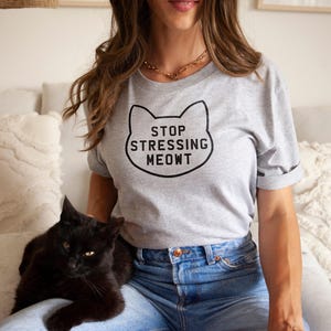 Camiseta "Deja de estresarte" con Meowt Cat: divertida camiseta para amantes de los gatos, estampado de algodón suave, corte unisex.