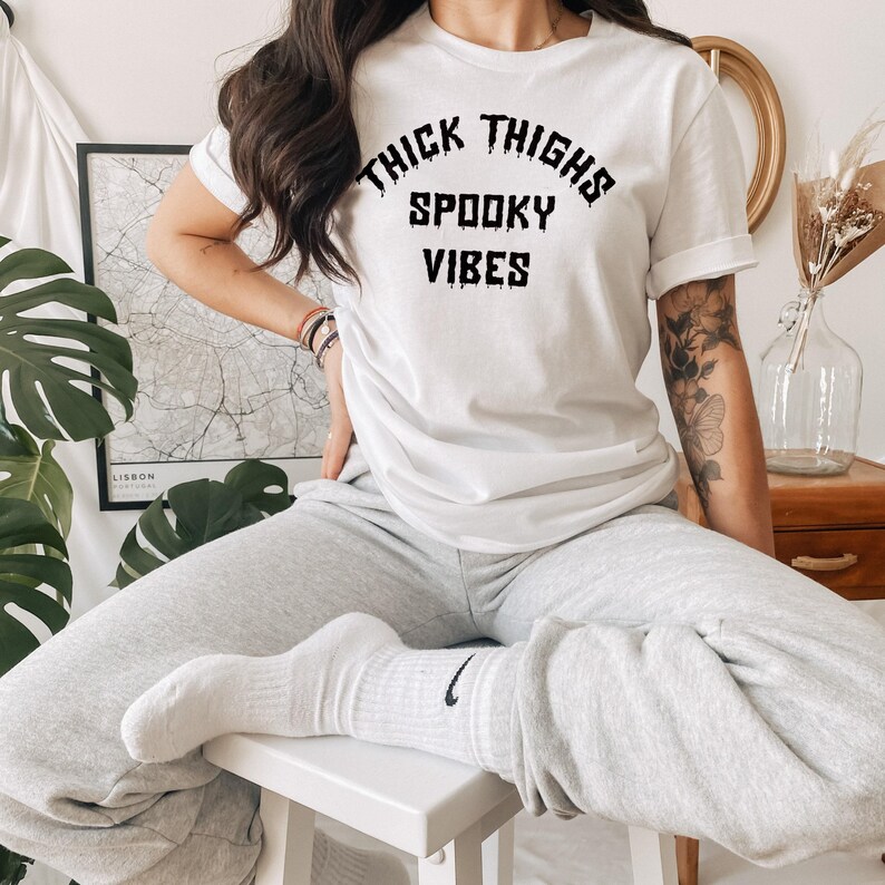 T-shirt d'Halloween Spooky Vibes, cuisses épaisses, T-shirt graphique à col rond en coton noir image 3