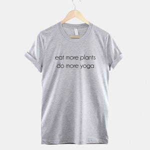 Camiseta "Come más plantas", camiseta vegana de yoga, camiseta gráfica de estilo de vida consciente, regalo para amantes de las plantas. imagen 2