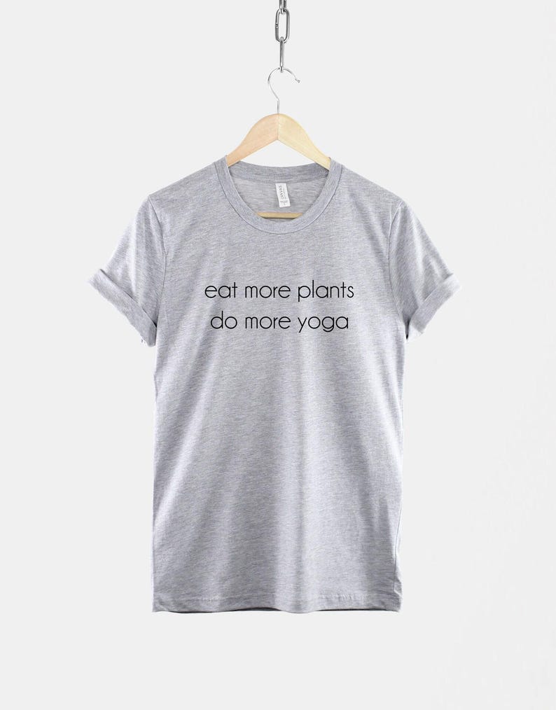 Camiseta "Come más plantas", camiseta vegana de yoga, camiseta gráfica de estilo de vida consciente, regalo para amantes de las plantas. imagen 2