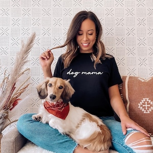 Chemise maman chien, t-shirt typographie script, cadeau pour amoureux des chiens (taille unisexe)