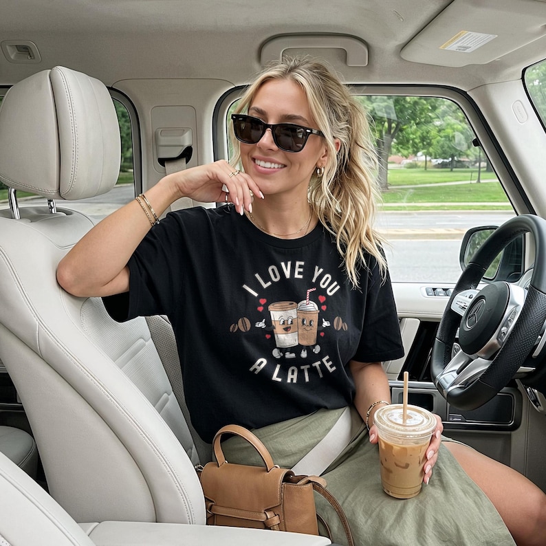 Kaffee Shirt, ich liebe dich ein Latte T-Shirt, Geschenk für Kaffee-Liebhaber-Freund, lustiges Kaffee-Wortspiel-T-Shirt Bild 1