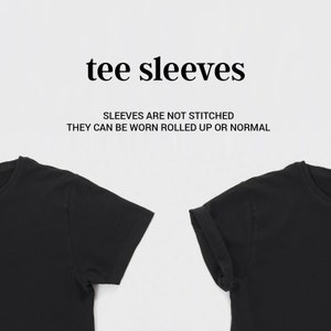 Peut inclure: Deux t-shirts noirs &agrave; manches courtes. Les manches du t-shirt de droite sont retrouss&eacute;es. Le texte "tee sleeves" et "Sleeves are not stitched. They can be worn rolled up or normal" est affich&eacute; au-dessus des t-shirts.