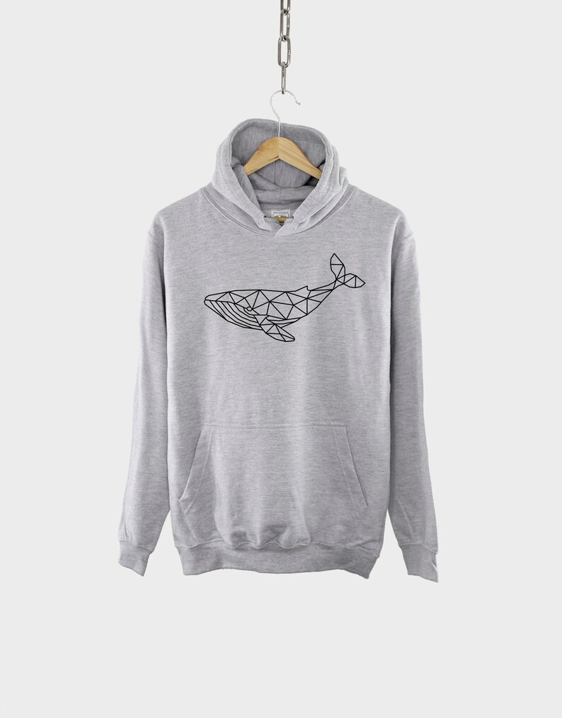 K&ouml;nnte beinhalten: Ein grauer Hoodie mit einem schwarzen geometrischen Wal-Design auf der Vorderseite. Der Hoodie hat eine Kapuze mit Kordelzug und eine K&auml;ngurutasche.