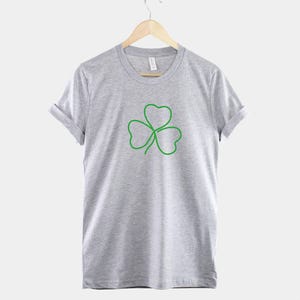 Camiseta Shamrock: Desenho de trevo irlandês em estilo line art, camiseta verde com estampa para o Dia de São Patrício imagem 3