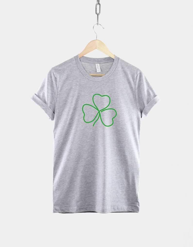 Camiseta Shamrock: Desenho de trevo irlandês em estilo line art, camiseta verde com estampa para o Dia de São Patrício imagem 3