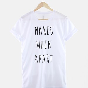 Puede incluir: Camiseta blanca con texto negro que dice "MAKES WHEN APART".