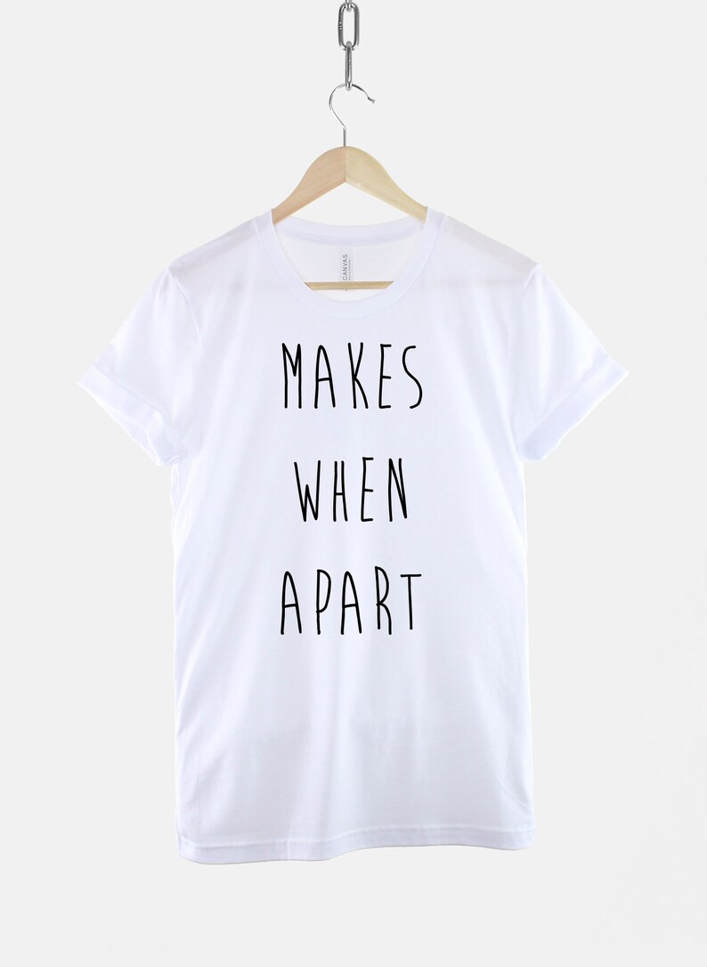 Puede incluir: Camiseta blanca con texto negro que dice "MAKES WHEN APART".