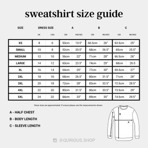 Op de afbeelding: Een maattabel voor sweatshirts met metingen in inches en centimeters. De tabel toont de maat, de Britse en Amerikaanse kledingmaten, de halve borst, de lichaamslengte en de mouwlengte in zowel inches als centimeters.