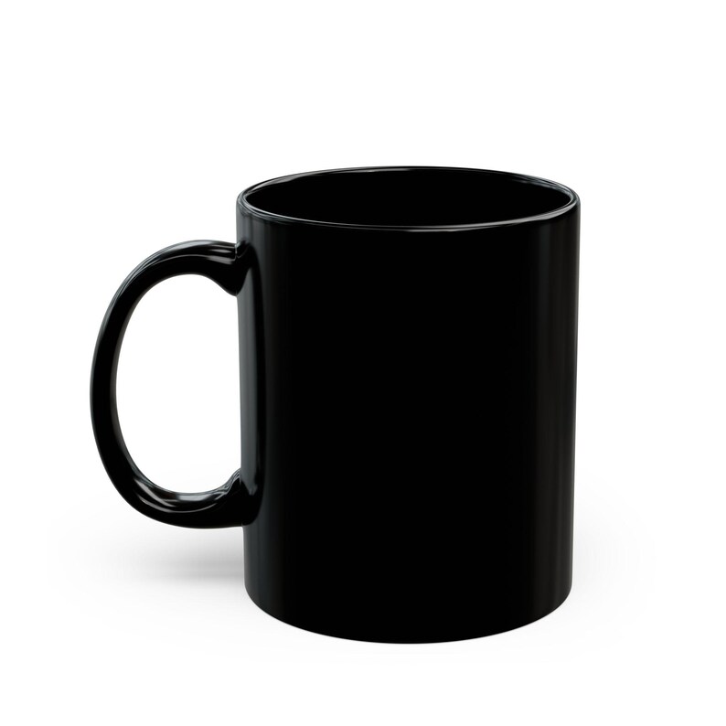 Puede incluir: Una taza de cer&aacute;mica negra con asa. La taza est&aacute; vac&iacute;a y lista para llenarse con una bebida caliente.