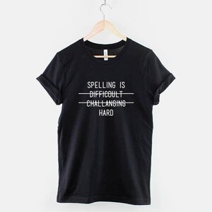 L'orthographe est difficile T-shirt de remise des diplômes : t-shirt drôle de professeur avec humour, imprimé en coton doux image 1