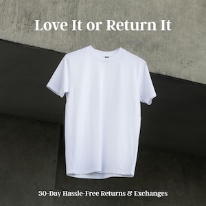 Puede incluir: Una camiseta blanca lisa de manga corta con cuello redondo. El texto "Love It or Return It" aparece en la parte superior y "30-Day Hassle-Free Returns & Exchanges" est&aacute; impreso en la parte inferior de la imagen.