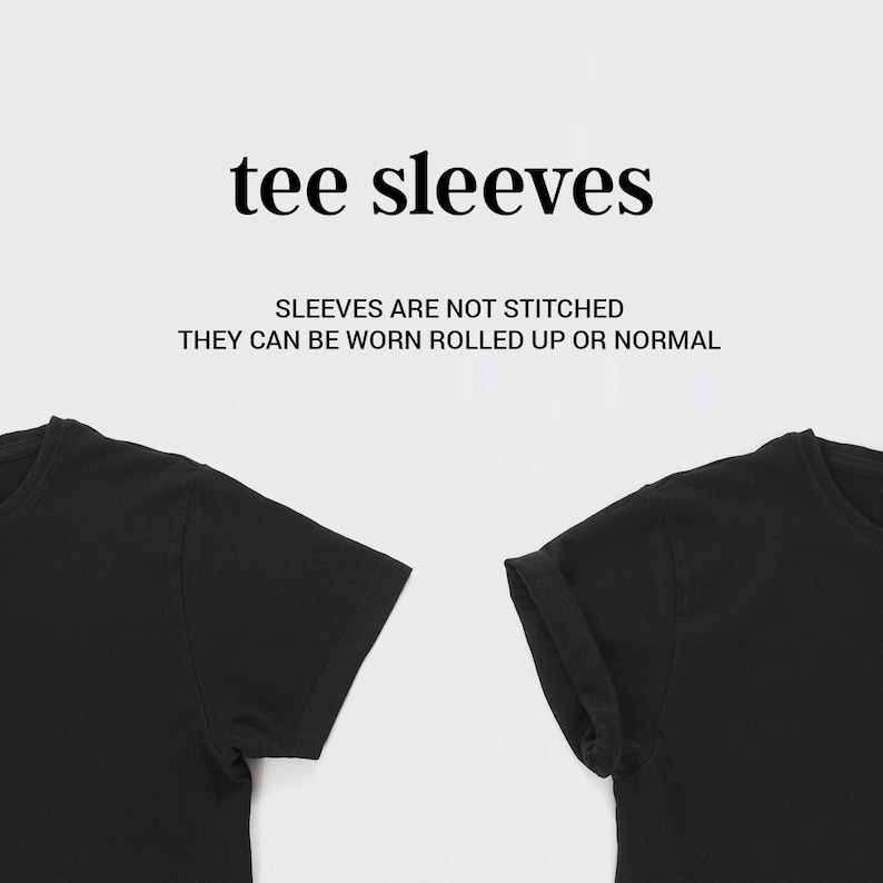 Op de afbeelding: Twee zwarte T-shirts met korte mouwen. De mouwen van het rechter T-shirt zijn opgerold. De tekst "tee sleeves" en "Sleeves are not stitched. They can be worn rolled up or normal" wordt boven de T-shirts weergegeven.