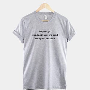 Wo das Essen Shirt: Humorvoller Donut Spruch - Freizeitkleidung, Food Lover Tee, leichte Baumwolle Bild 2