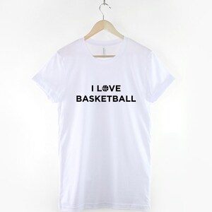 Puede incluir: Camiseta blanca con texto negro que dice "I LOVE BASKETBALL" con un gr&aacute;fico de baloncesto en lugar de la "O".