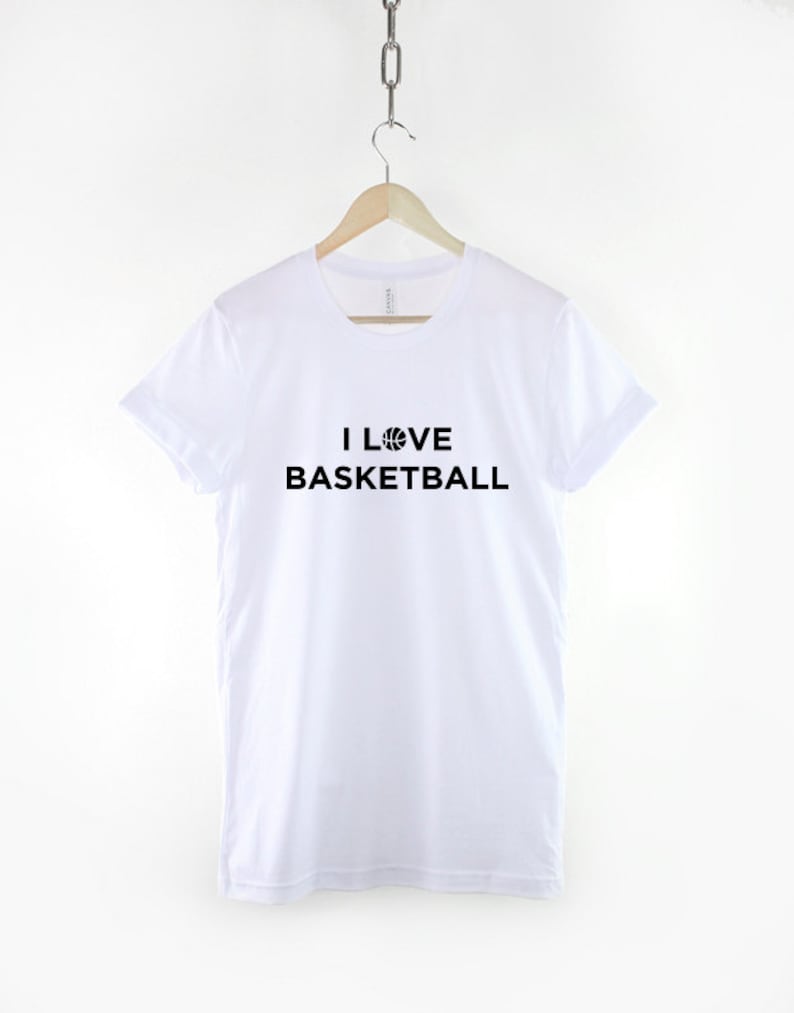 Puede incluir: Camiseta blanca con texto negro que dice "I LOVE BASKETBALL" con un gr&aacute;fico de baloncesto en lugar de la "O".