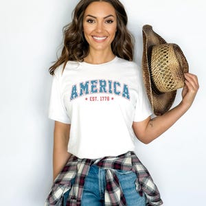 Verontrust overhemd met Amerikaanse vlag, est. T-shirt patriottisch uit 1776, ringgesponnen katoen afbeelding 1