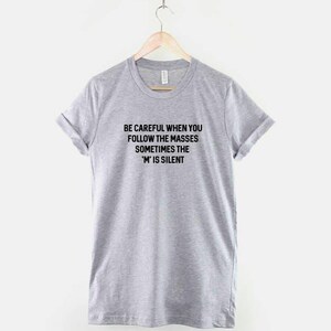 Chemise sarcastique : soyez prudent après les messes, t-shirt citation pleine d'esprit, mélange de coton humour décontracté image 3