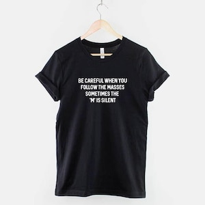 Chemise sarcastique : soyez prudent après les messes, t-shirt citation pleine d'esprit, mélange de coton humour décontracté image 1