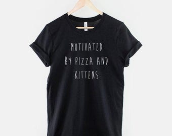 Camiseta gráfica "Motivado por la pizza y los gatitos": camiseta unisex de algodón hilado en anillos suave