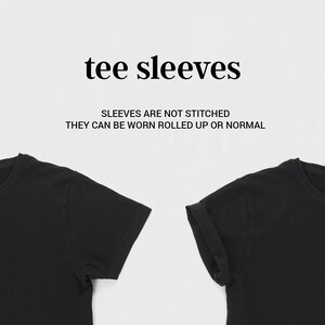 Peut inclure: Deux t-shirts noirs &agrave; manches courtes. Les manches du t-shirt de droite sont retrouss&eacute;es. Le texte "tee sleeves" et "Sleeves are not stitched. They can be worn rolled up or normal" est imprim&eacute; au-dessus des t-shirts.