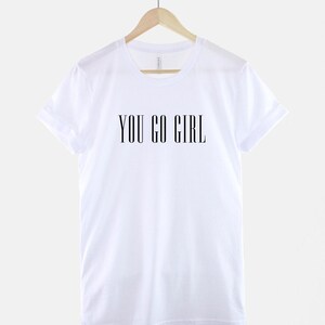 Camiseta feminista con poder femenino, camiseta empoderadora para mujeres, camiseta con eslogan feminista audaz, camiseta inspiradora imagen 3