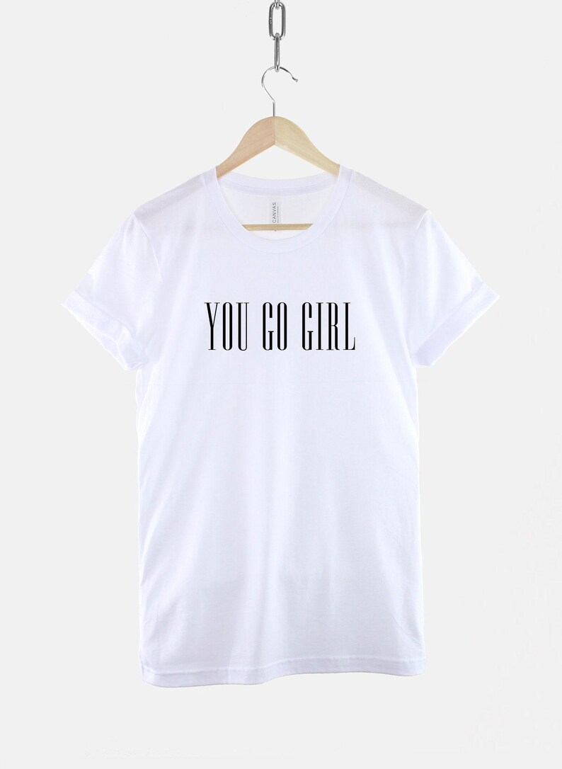 Camiseta feminista con poder femenino, camiseta empoderadora para mujeres, camiseta con eslogan feminista audaz, camiseta inspiradora imagen 3