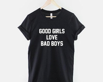 Bra tjejer älskar dåliga killar – Grafisk t-shirt, tuffa urbana kläder, unisex mjuk bomullströja