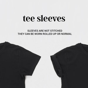 Puede incluir: Dos camisetas negras con mangas que no est&aacute;n cosidas. El texto "tee sleeves" y "Sleeves are not stitched. They can be worn rolled up or normal" est&aacute; impreso sobre un fondo blanco.
