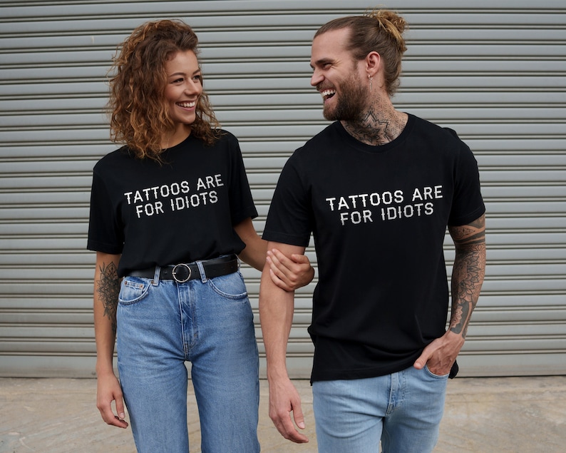 Maglietta per amanti dei tatuaggi, maglietta con citazione divertente, regalo per tatuatori immagine 1