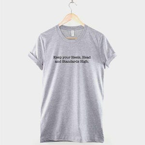 Camiseta con la frase "Mantén tus talones, cabeza y estándares altos", camiseta motivacional para mujer, camiseta gráfica con mensaje inspirador. imagen 3