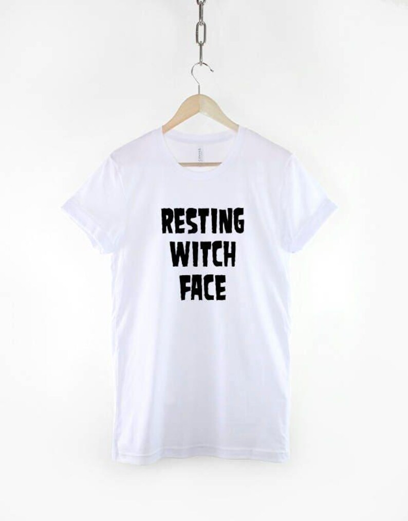 魔女顔のハロウィンシャツ、パステルゴスTシャツ、魔女っぽいユーモアアパレル 画像 3