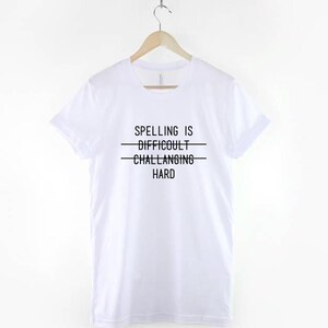 L'orthographe est difficile T-shirt de remise des diplômes : t-shirt drôle de professeur avec humour, imprimé en coton doux image 3