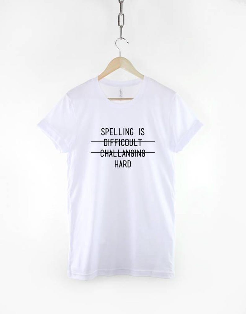 L'orthographe est difficile T-shirt de remise des diplômes : t-shirt drôle de professeur avec humour, imprimé en coton doux image 3